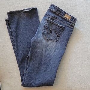 REFUGE Women's Juniors boot cut jeans in size 7.  Great condition.